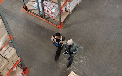 Zwei Mitarbeiter auf der Vogelperspektive im Lager