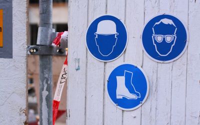 Foto blauer Schilder, die Schutzausrüstung zeigen