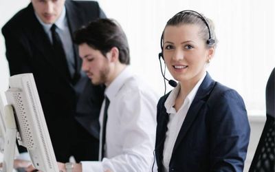 Frau mit Headset im Büro