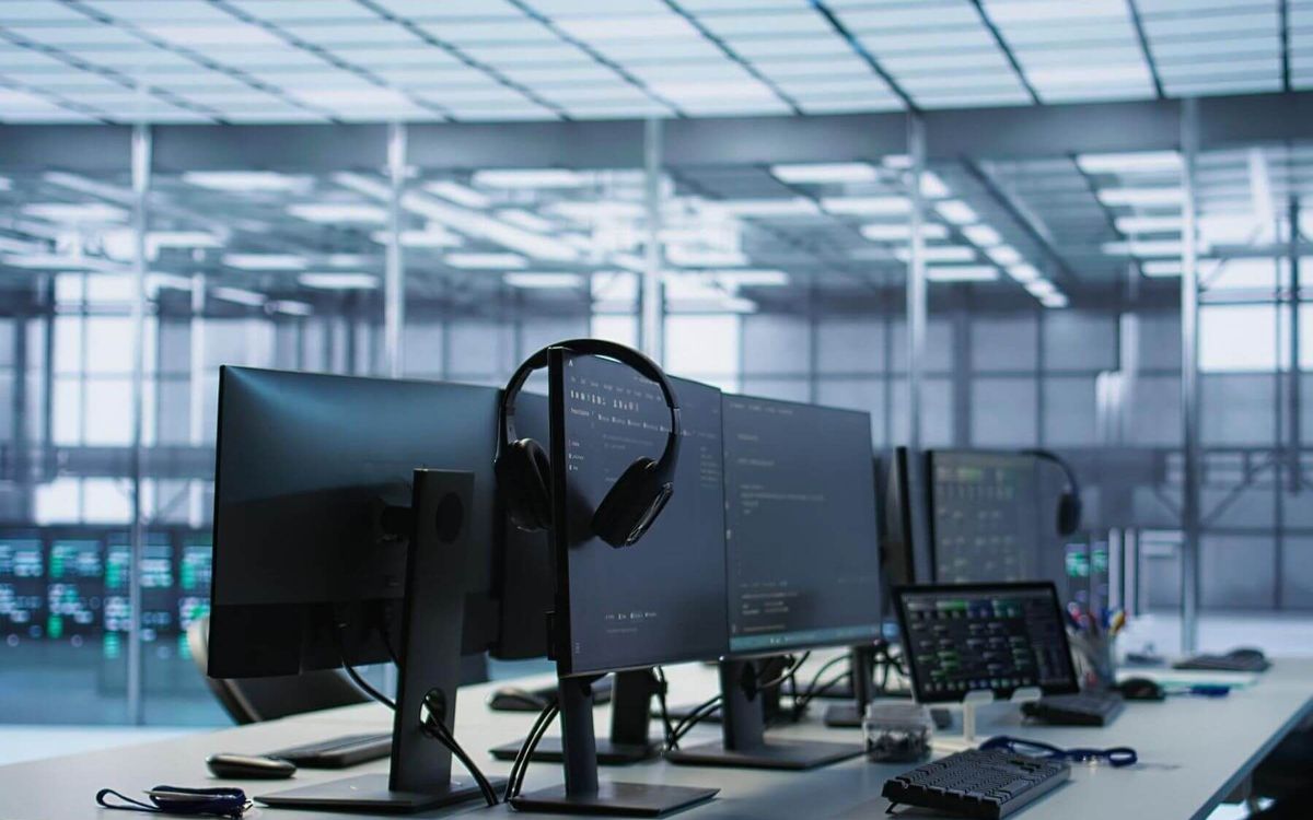 Büro mit Computern und Headsets