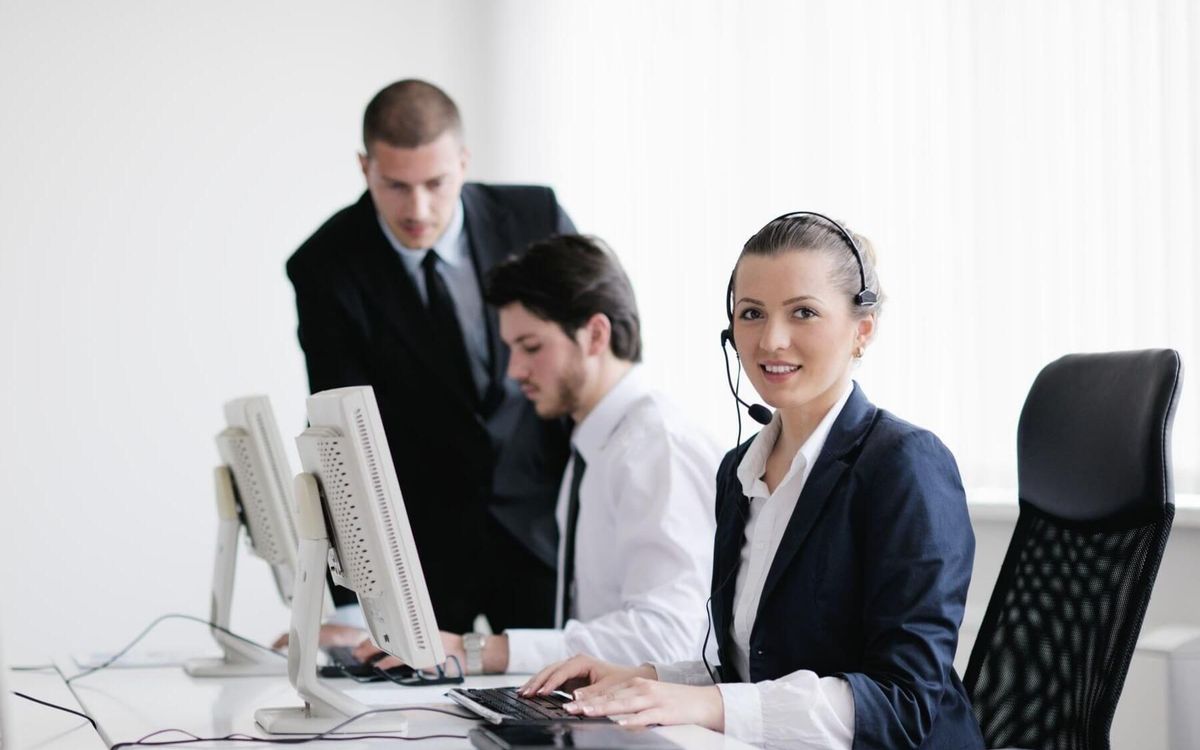 Frau mit Headset im Büro