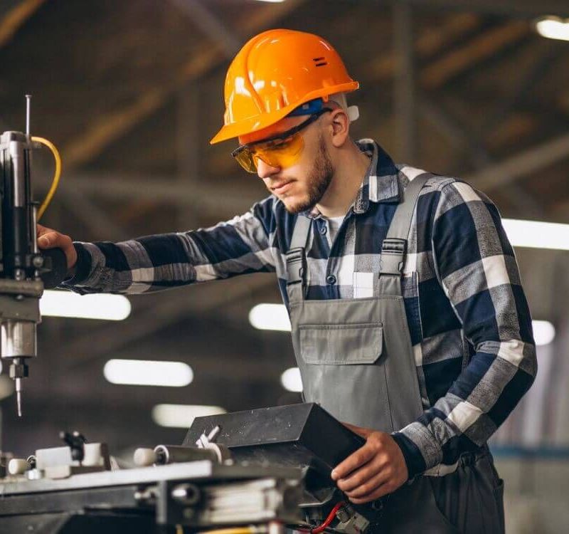 Mitarbeiter mit Schutzhelm in der Produktion
