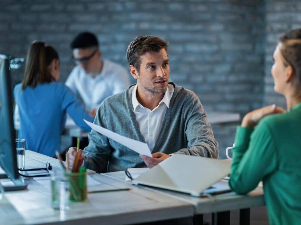 Team im Büro unterhält sich