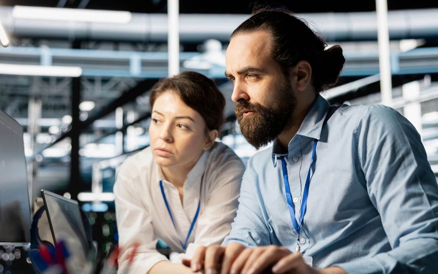 Mann und Frau vor Computer