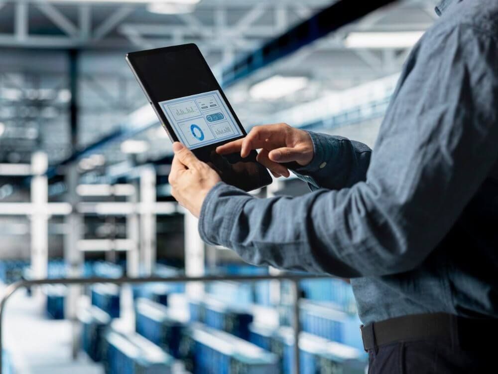 Mitarbeiter arbeitet mit Tablet