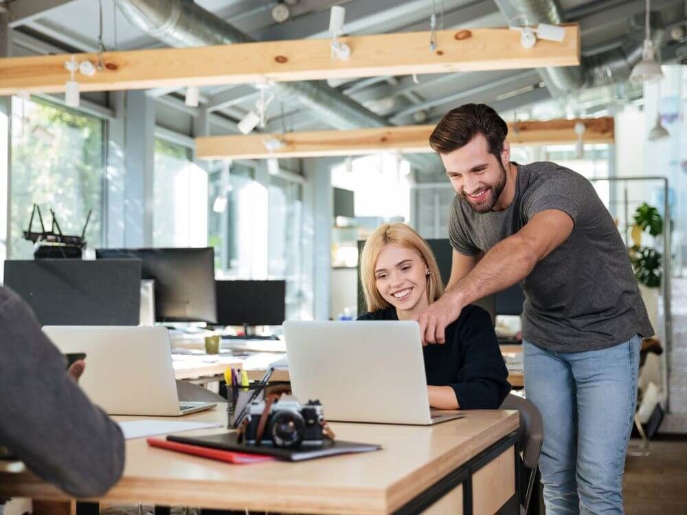 Mitarbeiter arbeiten vor Computer