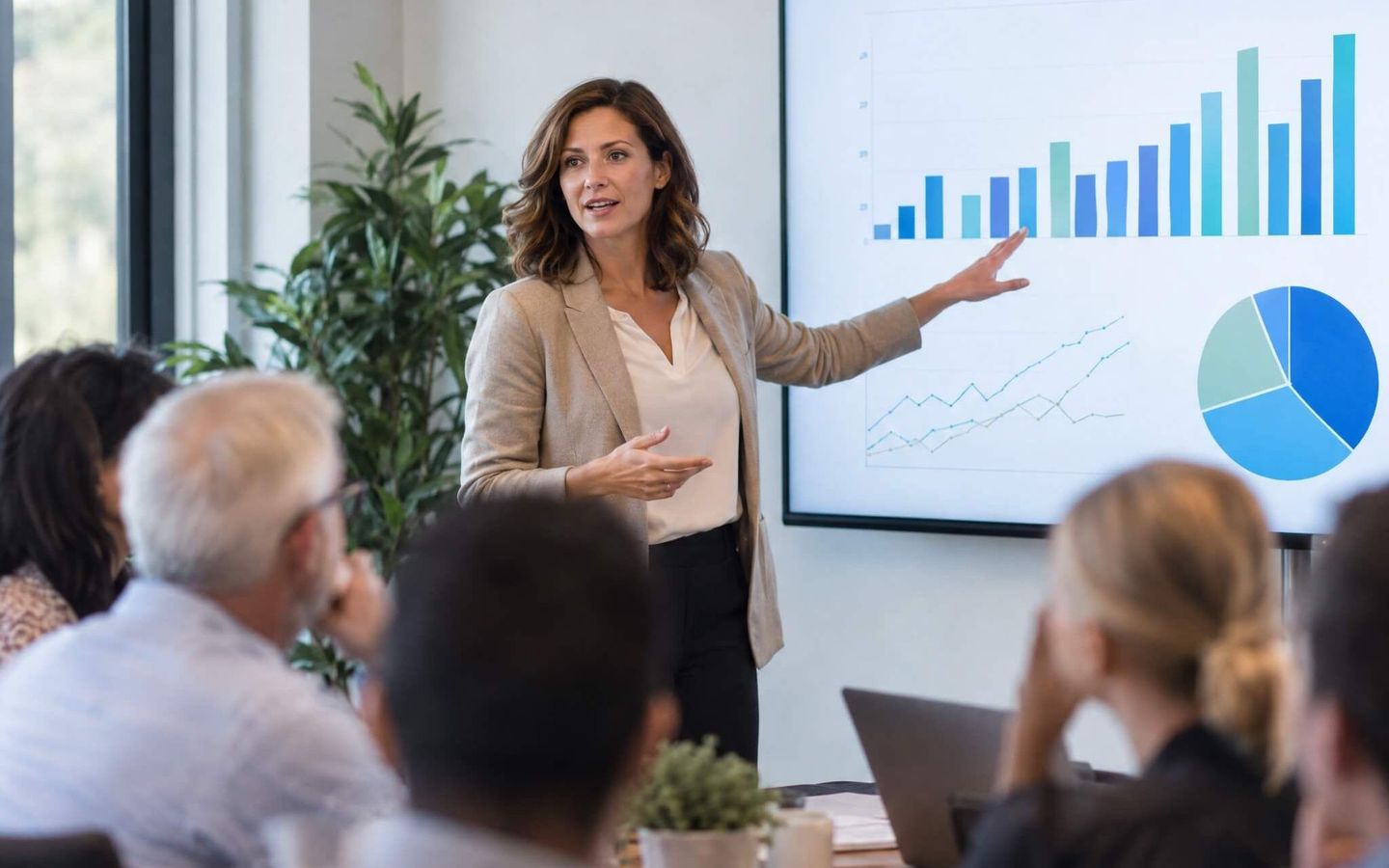 Frau beim Meeting, präsentiert Grafik