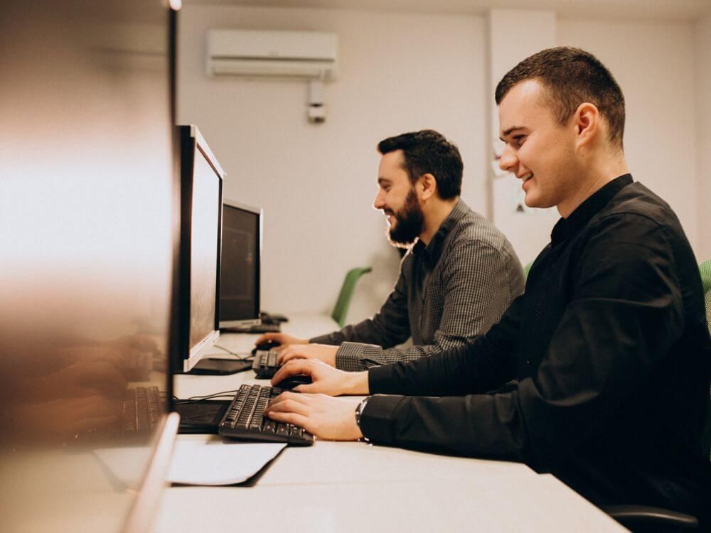 Team arbeitet vor Computer
