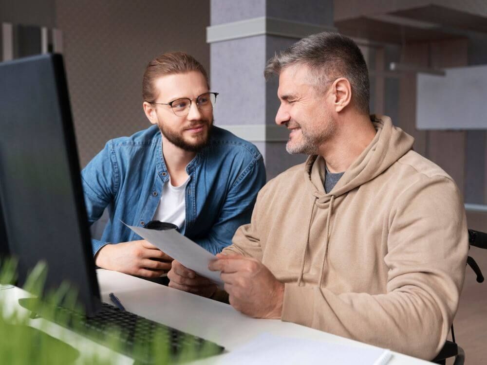 Mitarbeiter arbeiten vor Computer